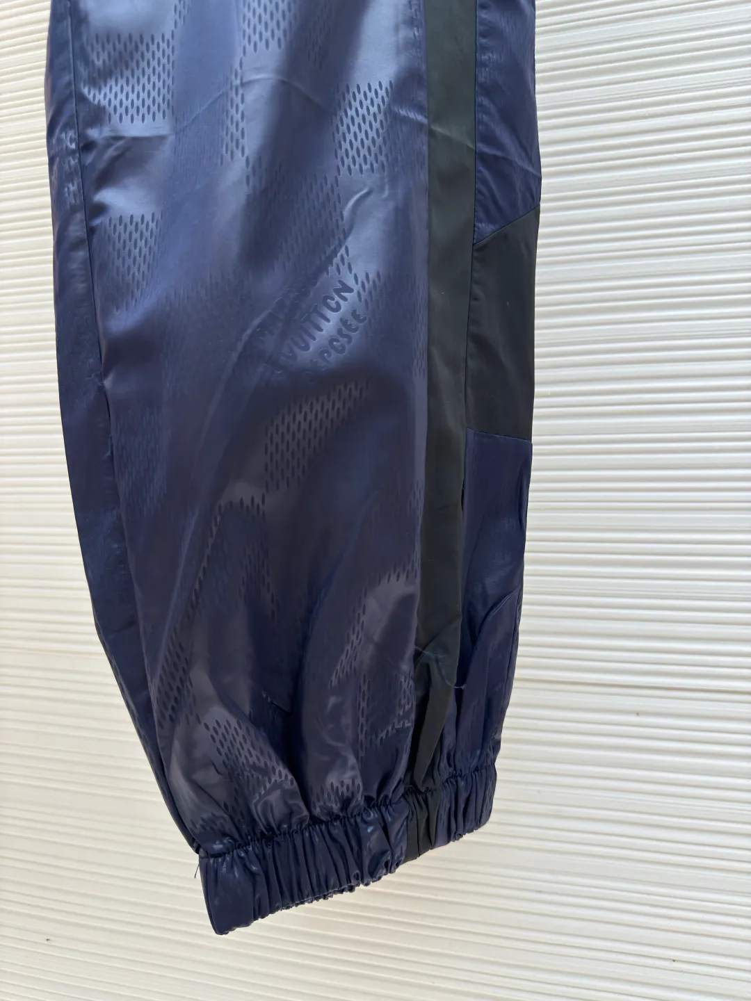 LOUIS VUITTON dark pattern checkerboard sweatpants ●Authentic product: 10800 purchase and development ●Item number: 1680589-A75 ●Fabric: nylon jacquard cloth ●Technology: fabric splicing ●Version: fitted version ●Weight: about 225 grams ●Size: 46-48-50-52 ●Description: Customized checkered technical nylon jacquard fabric, fine mesh, fabric splicing, customized 1:1 zipper Trademark, the overall wiring is straight and delicate, the fabric is comfortable and soft, the color is consistent and there is no color difference. It can be matched with the same style to create a fashionable look and control various occasions. Customized accessories, complete with three labels, same style for men and women!